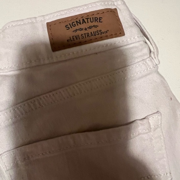 EUC‎ Levis Womens White Mid Length Stretch Cuffed Jean Shorts Size 26 (B5) - Picture 7 of 8